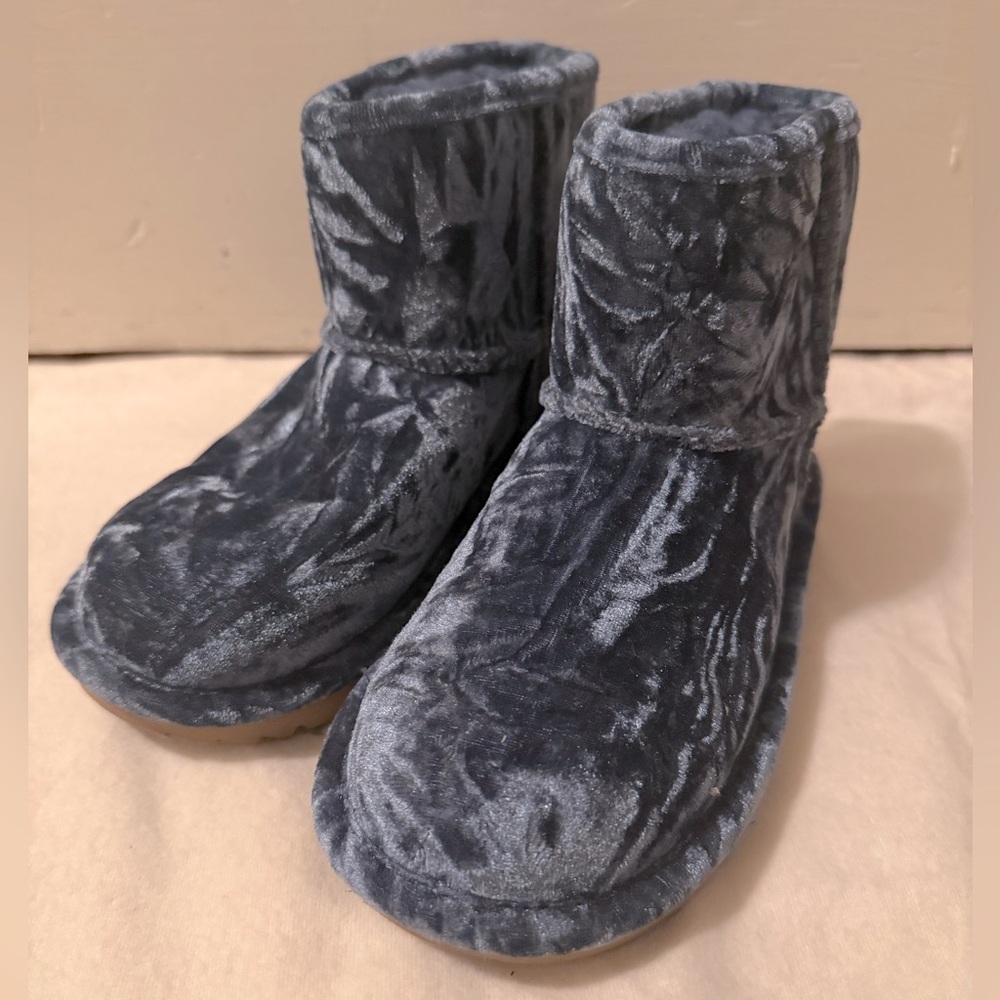 New! UGG Classic Mini II Kids Ocean Blue Crushed Velvet Pull On Boots- Size 2Y